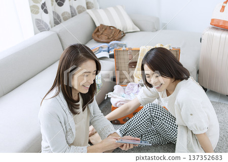 母女倆正在準備旅行 137352683