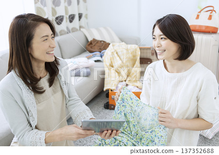 母女倆正在準備旅行 137352688