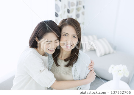 擁抱她的母親的女孩 137352706