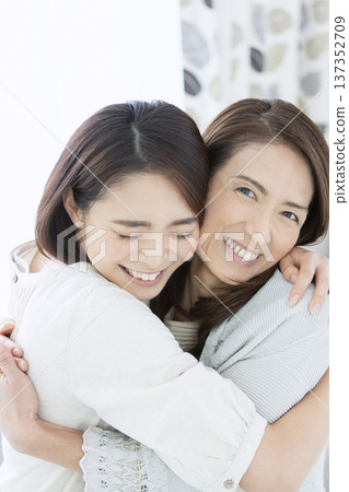 擁抱她的母親的女孩 137352709