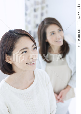 微笑的母親和女兒 137352714