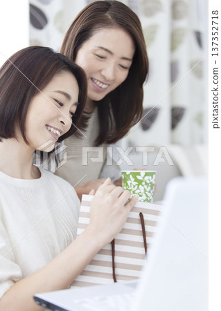 母女倆在網上購物 137352718