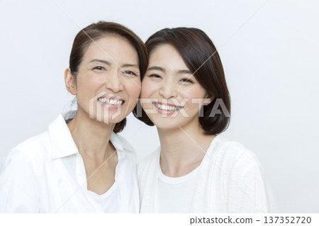 母親和女兒的肖像 137352720
