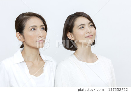 母親和女兒的肖像 137352722