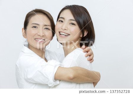 擁抱她的女兒的母親 137352728