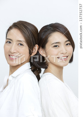 Mother and daughter portrait 137352737