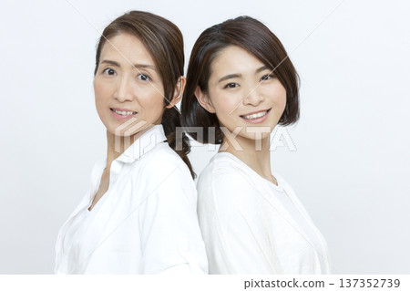 母親和女兒的肖像 137352739
