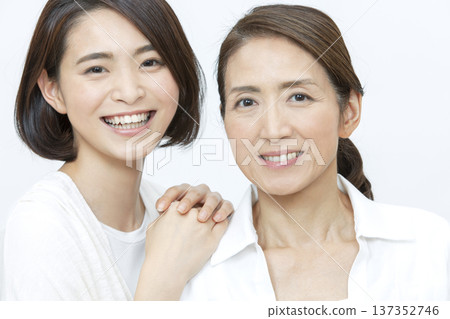 母親和女兒的肖像 137352746