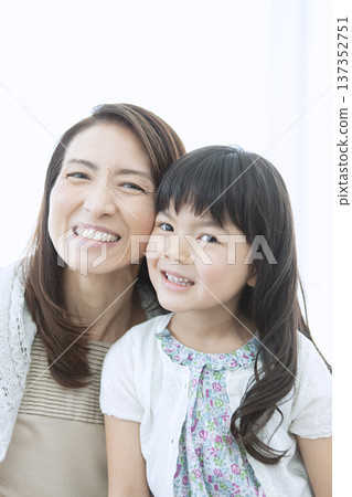 笑容滿面的祖母和孫子並肩站在一起。 137352751