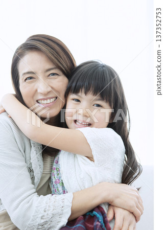 笑容滿面的祖母和孫子並肩站在一起。 137352753