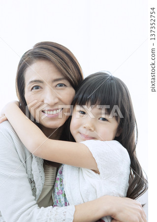 笑容滿面的祖母和孫子並肩站在一起。 137352754