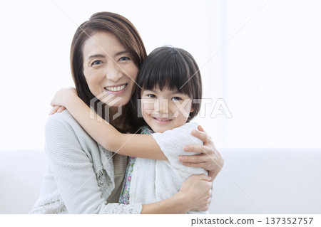 笑容滿面的祖母和孫子並肩站在一起。 137352757