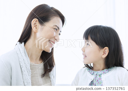 祖母和孫子互相凝視著。 137352761