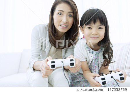祖孫倆在玩電子遊戲 137352769