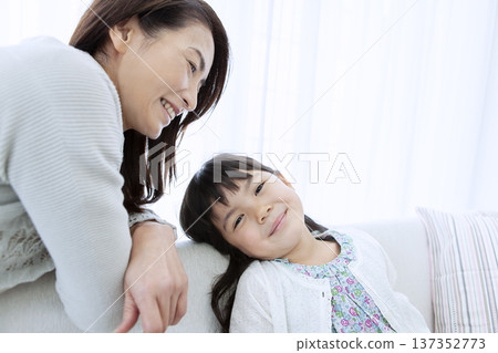 祖母和孫子在沙發上放鬆 137352773