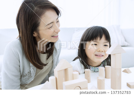 祖孫倆在玩積木 137352783
