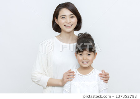 笑容滿面的母女並肩站在一起。 137352788