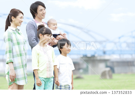 Portrait of a family of five Portrait of a family of five 137352833