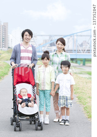 Portrait of a family of five Portrait of a family of five 137352847