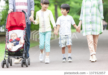家人在公園散步 137352857