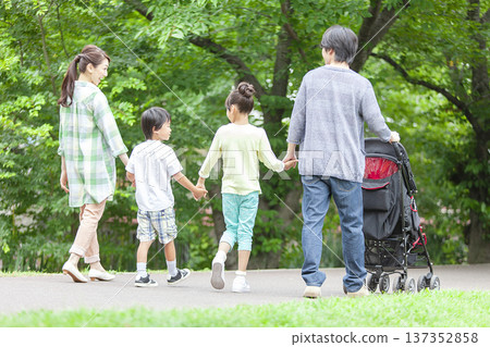 家人在公園散步 137352858