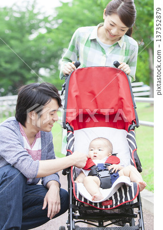 一家人帶著寶寶散步 137352879
