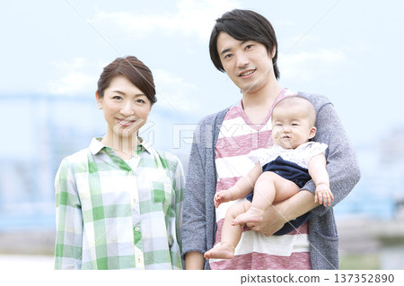 抱著一個嬰兒的家庭 137352890