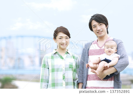 抱著一個嬰兒的家庭 137352891