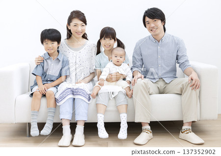 Family sitting on the sofa 137352902