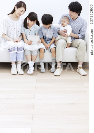 Family sitting on the sofa Family sitting on the sofa 137352906