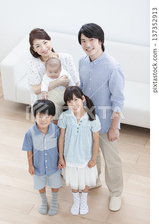 一家五口的肖像 137352913