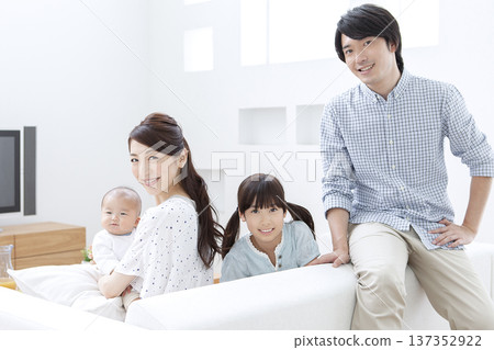 Family to relax on sofa 137352922