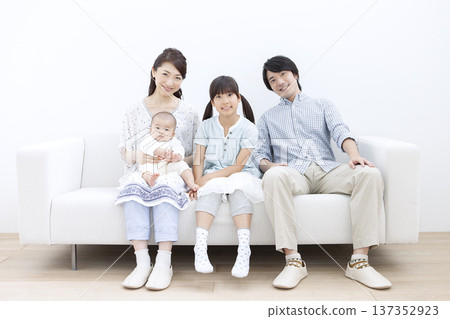 家庭在沙發上放鬆 137352923