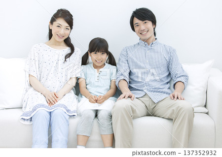 Family to relax on sofa Family to relax on sofa 137352932