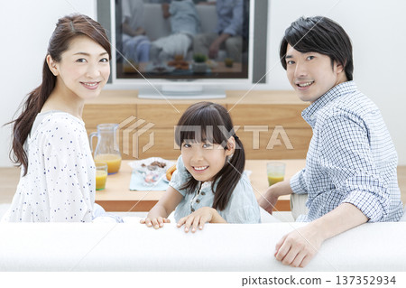 家庭在沙發上放鬆 137352934