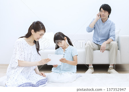 一家人在客廳使用平板電腦 137352947