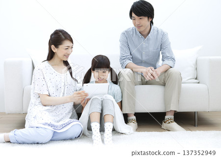 一家人在客廳使用平板電腦 137352949