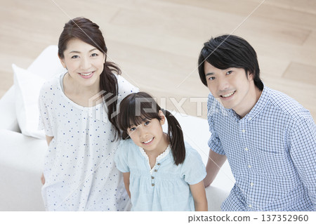 家人坐在沙發上 137352960