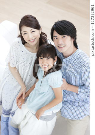 家人坐在沙發上 137352961