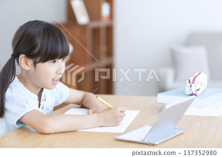 在平板電腦上學習的女孩 137352980