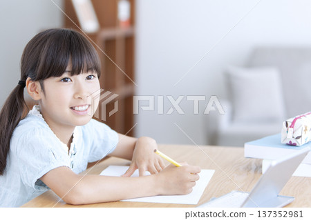 Girl studying on a tablet 137352981