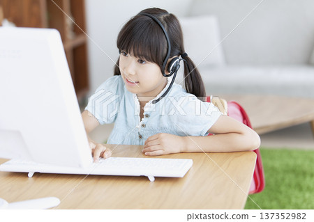 在計算機上學習的女孩 137352982