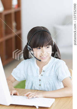 在計算機上學習的女孩 137352990