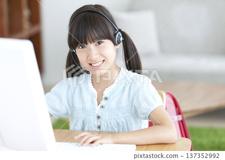 在計算機上學習的女孩 137352992