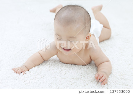 Baby lying on a rug Baby lying on a rug 137353000