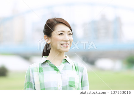 公園裡一位女士的肖像 137353016