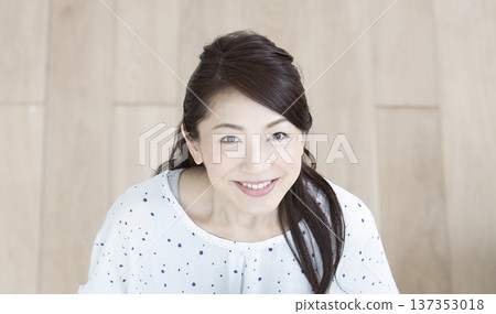 客廳裡站著的一位女士的肖像 137353018