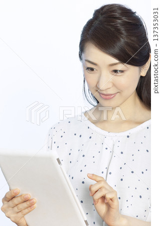 一個操作平板電腦的女人 137353031