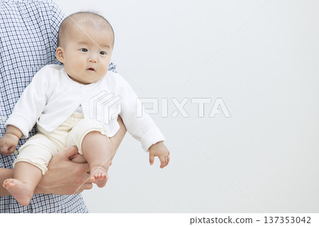 抱著嬰兒的父親 137353042