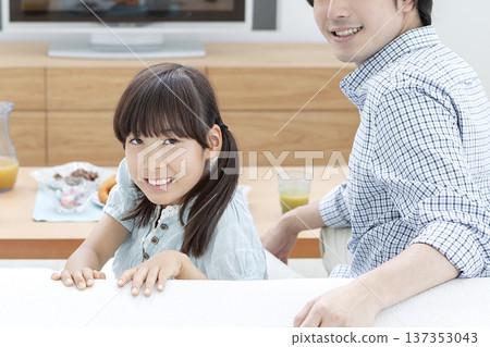 父母坐在沙發上 137353043